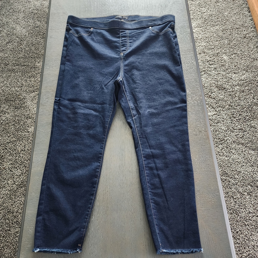 Simply Vera mid rise shaping frayed edged crop denim leggings. Size 1X NWOT